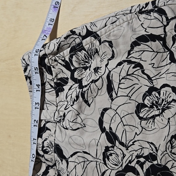 Floral Black and Cream Women's Shorts Ann Taylor Loft Size 6 4" Mid-Rise - Picture 5 of 9